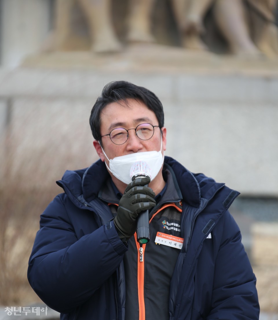 18일 오전11시 전국금융산업노동조합 박홍배 위원장과 전국사무금융서비스노동조합 이재진위원장이 공동으로 윤종원 기업은행장을 규탄하고 임명권자의 대책 마련을 촉구하는 기자회견에서 이재진위원장이 현장발언을 하고있다. 2020.12.18