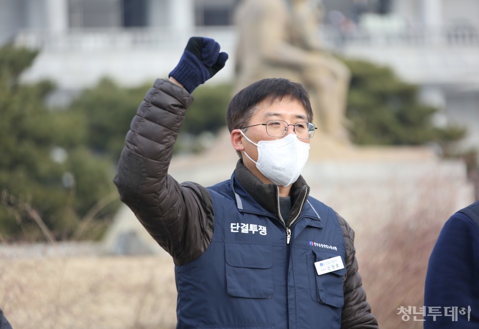 18일 오전11시 전국금융산업노동조합 박홍배 위원장과 전국사무금융서비스노동조합 이재진위원장이 공동으로  윤종원 기업은행장을 규탄하고 임명권자의 대책 마련을 촉구하는 기자회견에서 신현호 수출입은행위원장이 투쟁으로 인사를 하고있다. 2020.12.18