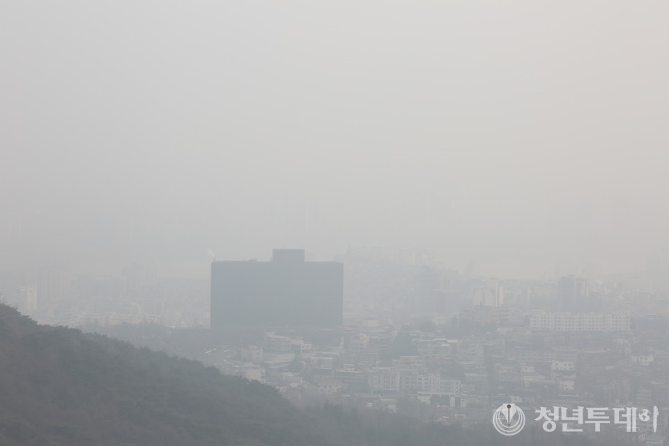 6일오후 서울 남산에서 바라본 도심 하늘이 "미세먼지 최악나쁨" 으로 남산아래 하얏트호텔이 뿌옇게 흐린 모습을 보이고 있다. 2021.02.06