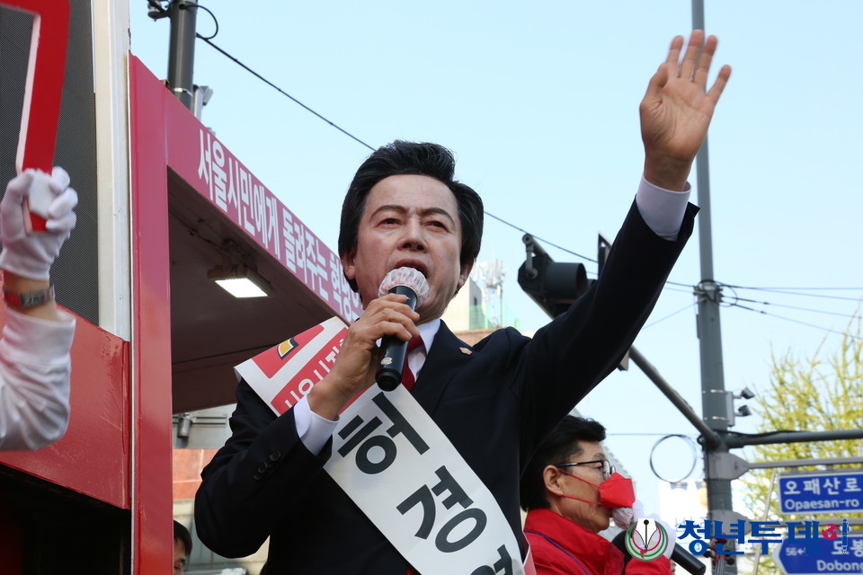 선거운동 마지막날인 6일 오후 강북구 수유역앞에서 지지를 호소하는 허경영. 2021.04.06