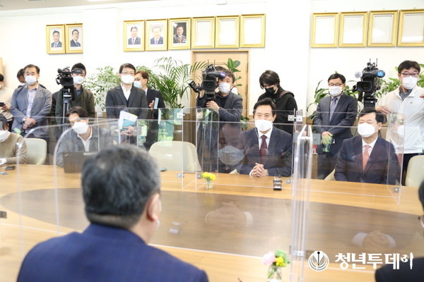 오세훈 시장과 김인호 의장이 의장실에서 덕담을 나누고 있다. 사진=김원혁 기자