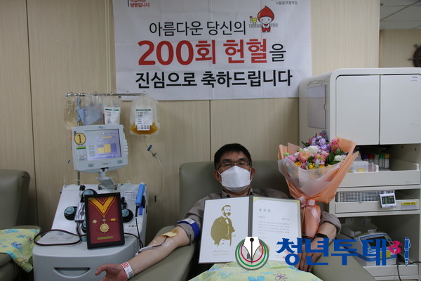 한국철도공사 수도권차량정비단 차량기계2팀에 근무하는 김문도 과장이 4월 14일 헌혈 200회를 달성하는 헌혈을 하고있다.  (사진 /한국철도공사 수도권차량정비단 제공)