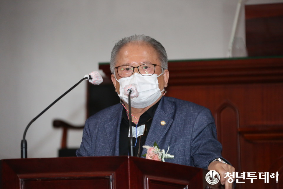 원광호 전 의원이 21일 오후3시 서울시 종로구 삼일대로 천도교강당에서 열린 제31회 수필문학상 시상식에서 등단작가 18명의 대표로 인사말을 하고있다. 2021.05.21