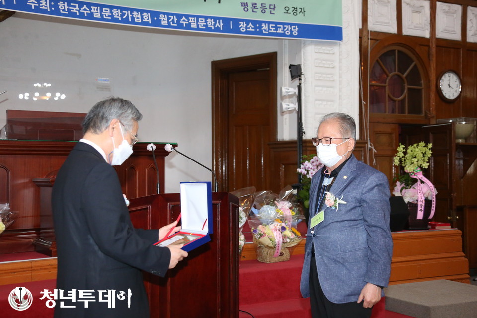 원광호 전 의원이 21일 오후3시 서울시 종로구 삼일대로 천도교강당에서 열린 제31회 수필문학상 시상식에서 수필문학 천료 등단작가 18명의 대표로 인증패를 받고 있다. 2021.05.21.