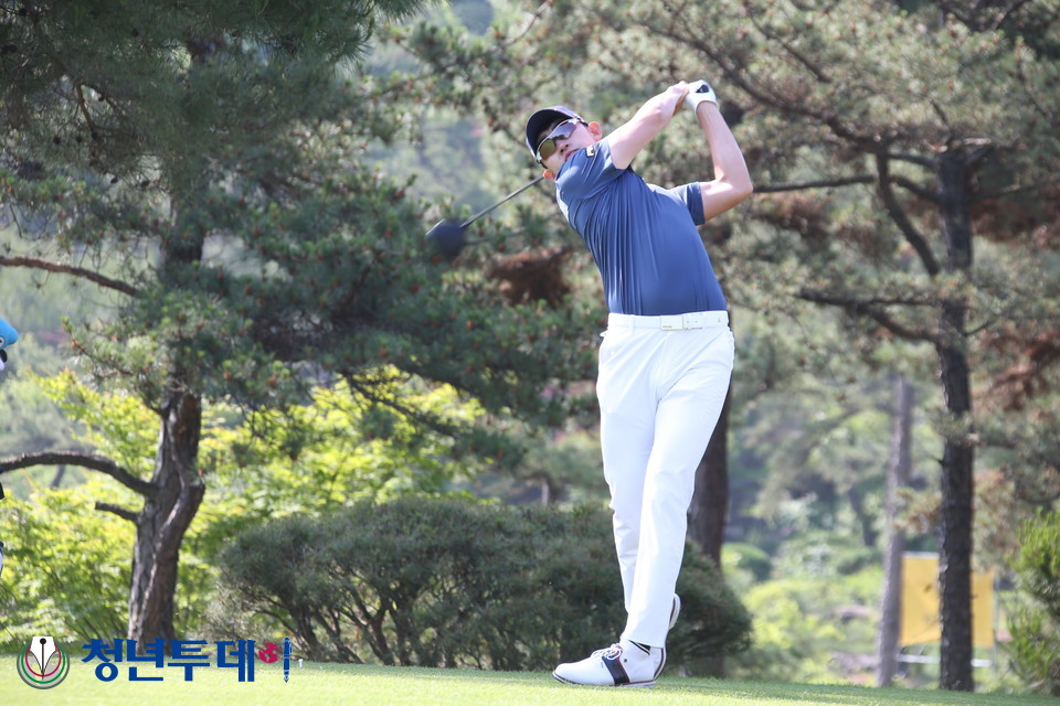 티샷하는 김비오. 2021.05.30