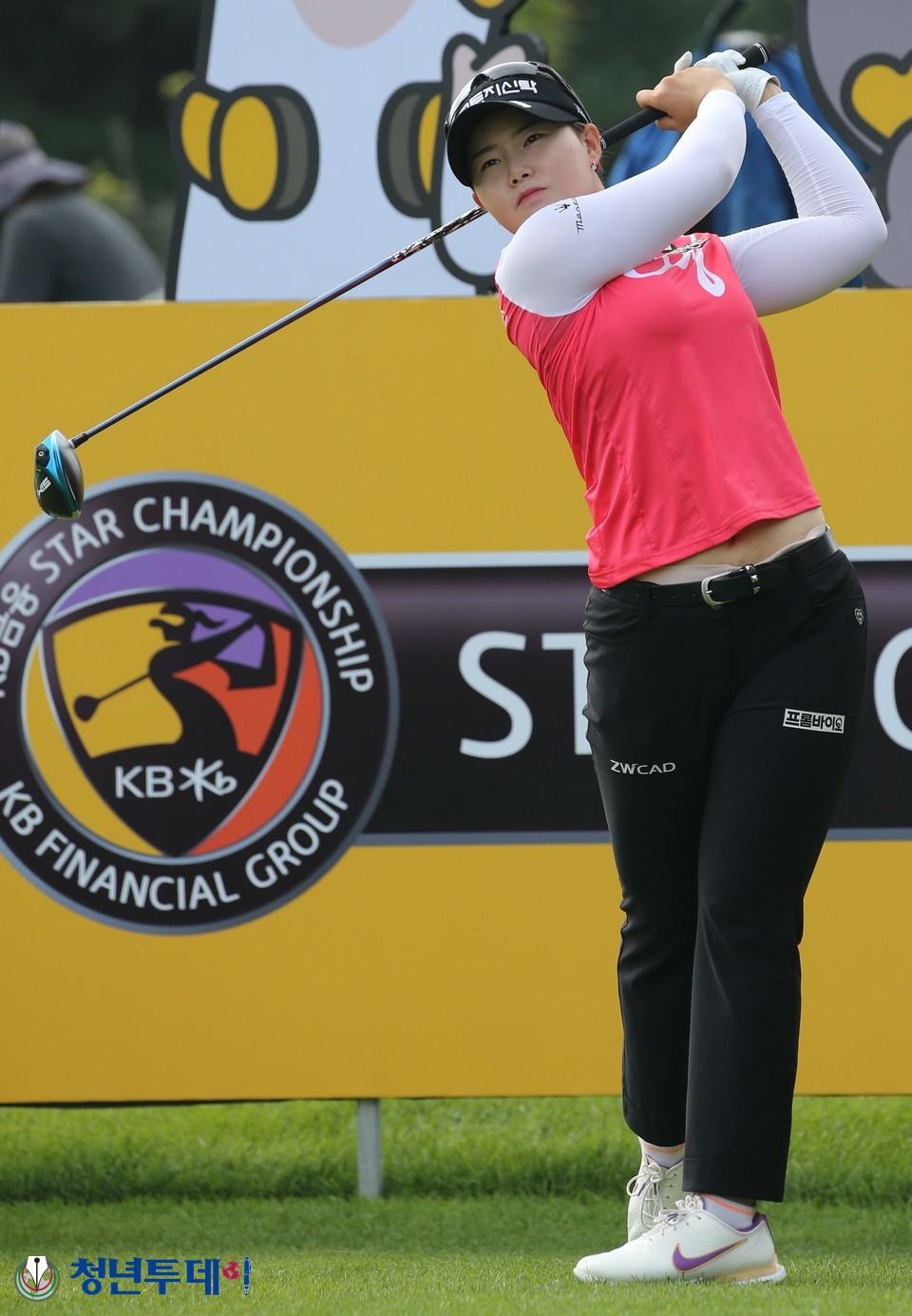 임희정이 11일 오전 경기 이천 블랙스톤 이천 골프클럽(파72)에서 열리고 있는 한국 여자프로골프(KLPGA) 투어 메이저 대회인 ‘KB금융 스타 챔피언십’(총상금 12억원) 대회 3라운드에서 임희정이 1번 홀 에서 우승을 향한 티샷을 하고 있다. 2021.09.11