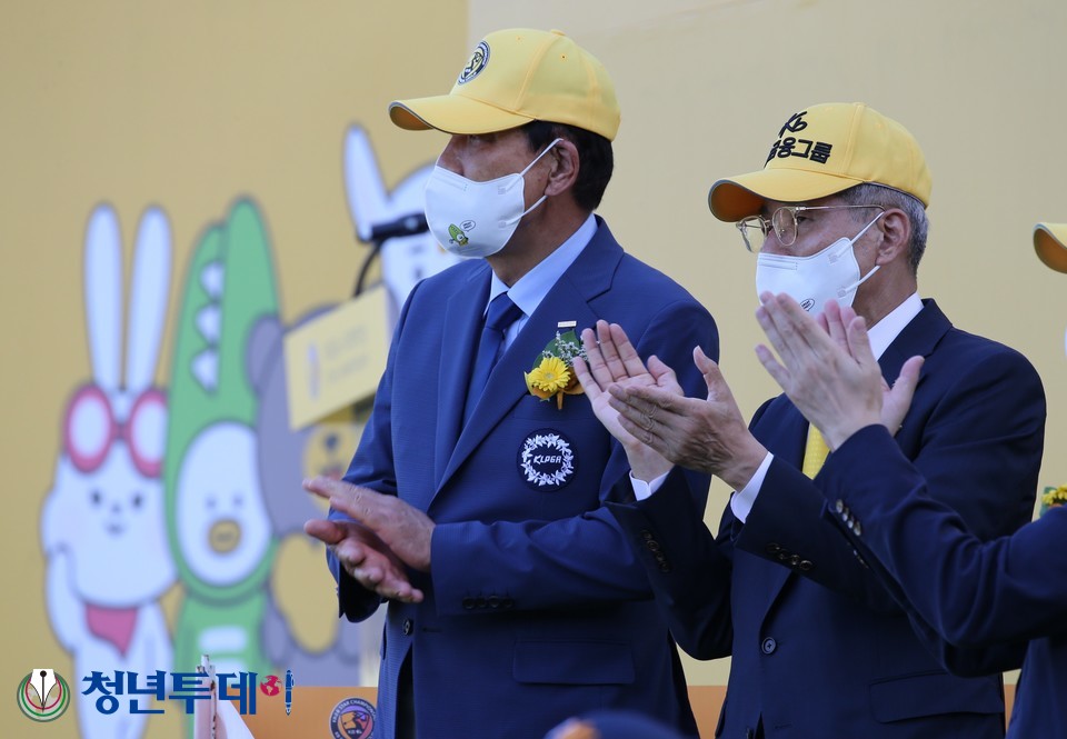 12일 오후 경기 이천 블랙스톤 이천 골프클럽(파72)에서 열리고 있는 한국 여자프로골프(KLPGA) 투어 메이저 대회인 ‘KB금융 스타 챔피언십’(총상금 12억원) 대회 마지막 4라운드에서 윤종규 kb금융지주회장과 하나금융그룹 김정태회장이 챔피언조의 마지막 퍼팅 장면을 지켜보며 박수를 보내고 있다. 2021.09.12.