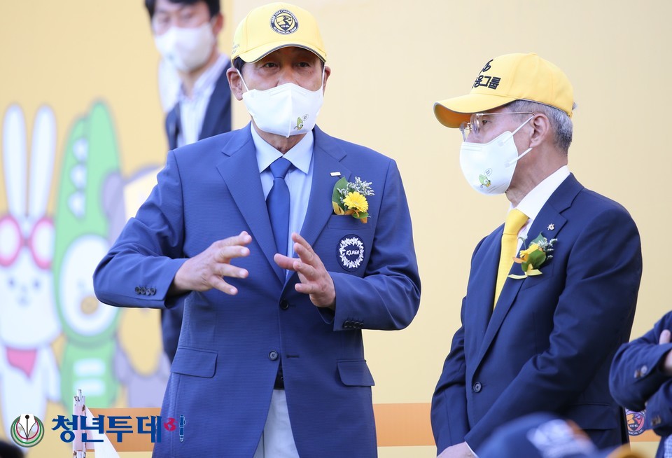 12일 오후 경기 이천 블랙스톤 이천 골프클럽(파72)에서 열리고 있는 한국 여자프로골프(KLPGA) 투어 메이저 대회인 ‘KB금융 스타 챔피언십’(총상금 12억원) 대회 마지막 4라운드에서 한국여자골프협회 김정태회장이 주최측인 윤종규 kb금융지주회장에게 이야기를 하고 있다. 2021.09.12.