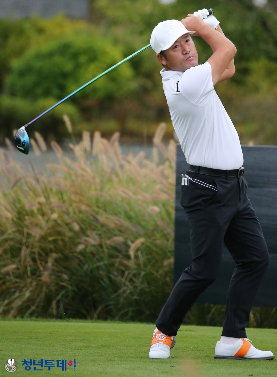 7일 인천 송도의 잭니클라우스 골프클럽 코리아(파72)에서막을 올린 제네시스 챔피언십에서 최호성프로가 첫째날 오전 1번홀에서 우승을 향한 드라이버 티샷을 하고 있다. 2021.10.07