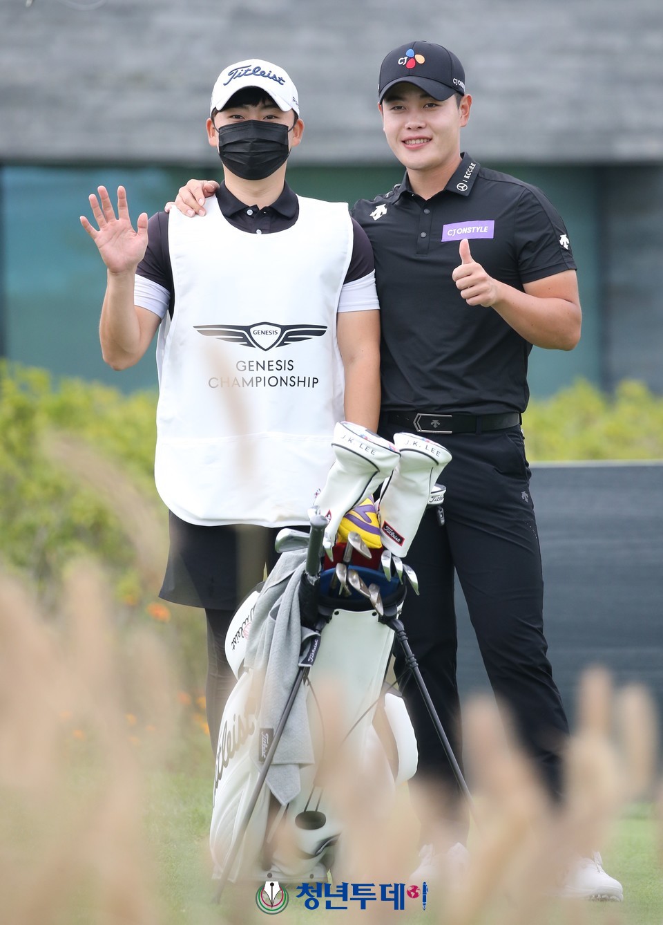 이재경이 10일 인천 송도의 잭니클라우스 골프클럽 코리아(파72)에서 막을 올린 제네시스 챔피언십 마지막 FR 1번홀에서 우승을 향한 드라이버 티샷에 앞서 캐디와 포즈를 취하고 있다. 2021.10.10.