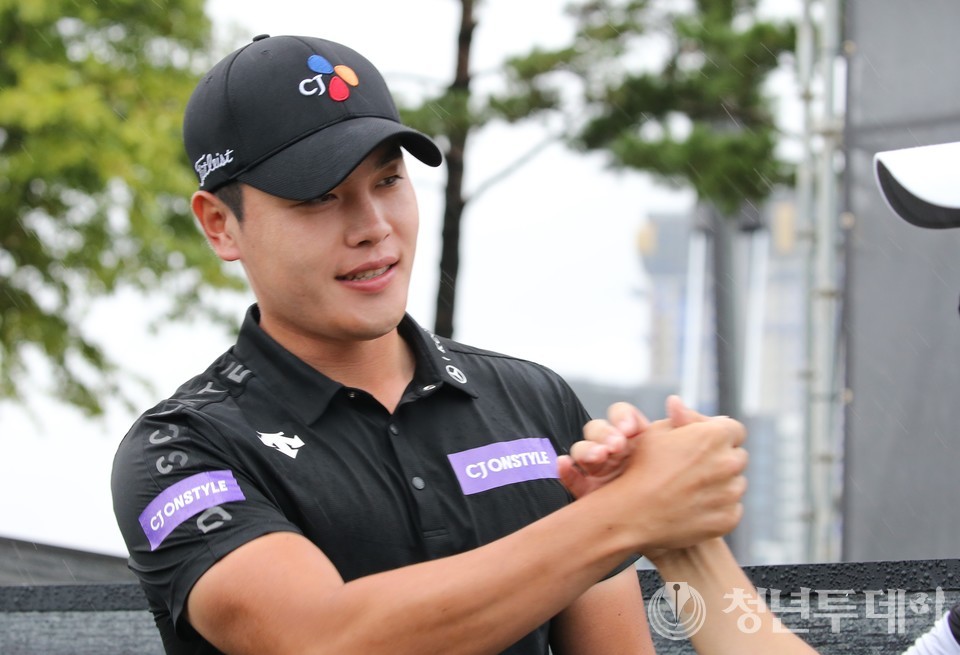 이재경이 10일 인천 송도의 잭니클라우스 골프클럽 코리아(파72)에서막을 올린 제네시스 챔피언십 마지막 FR 에서 우승을 차지해 캐디와 인사를 나누고 있다. 2021.10.10.