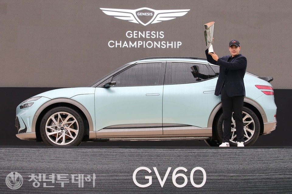 이재경이 10일 인천 송도의 잭니클라우스 골프클럽 코리아(파72)에서 열린 제네시스 챔피언십 대회 마지막날에 14언더파를 기록하며 우승을 차지해 우승상금으로 3억원과 제네시스 첫 전용 전기차 GV60을 부상으로 받은 차에서 트로피를 들고 있다. 2021.10.10