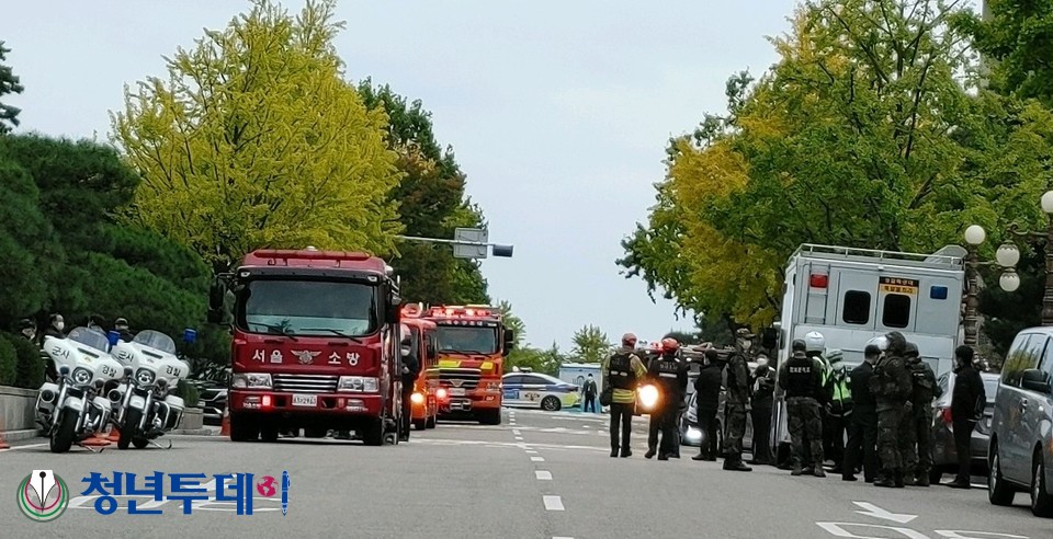 군과 경찰 소방당국이 출동해 수색을 하고있다.2021.10.18