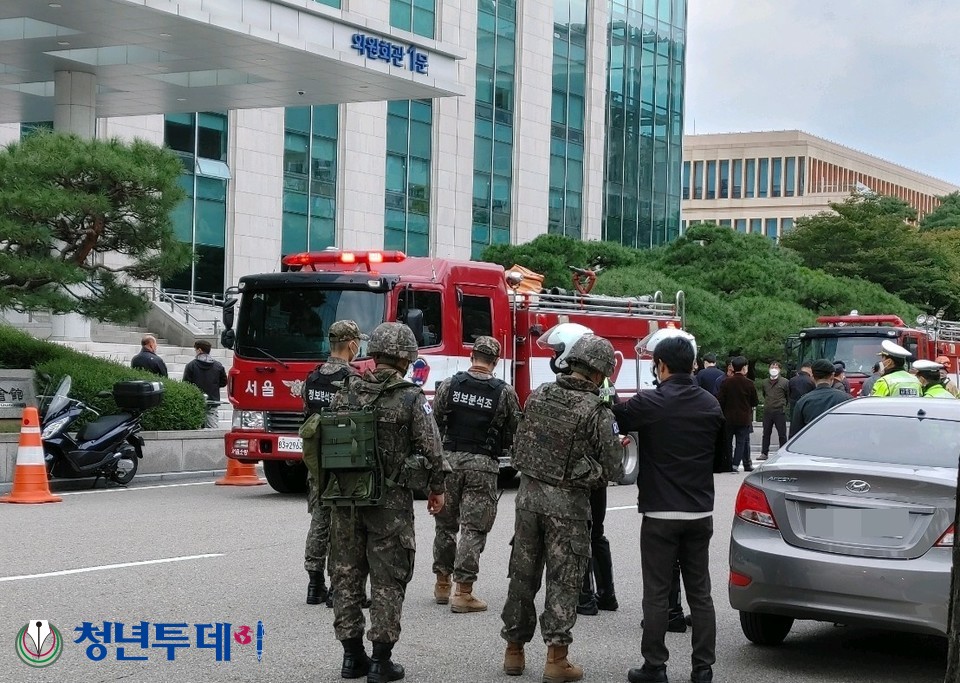 군과 경찰 소방당국이 출동해 수색을 하고있다.2021.10.18