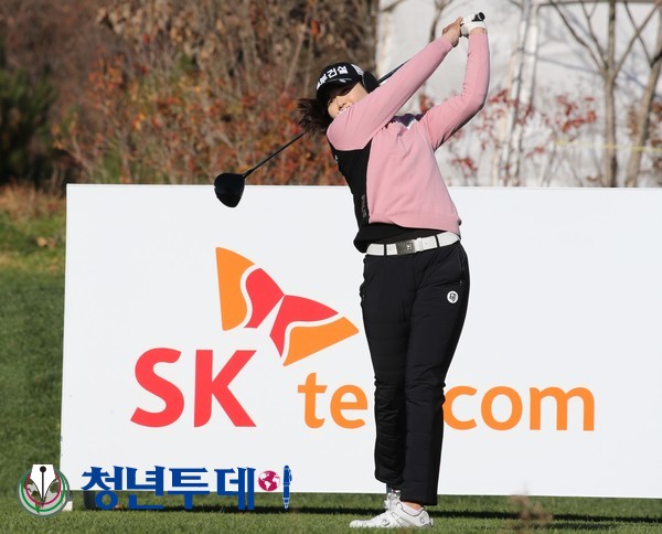2021시즌 마지막대회인 ‘SK쉴더스-SK텔레콤 챔피언십 2021’(10억 원, 우승상금 2억 원)이 12일(금)부터 사흘간 강원도 춘천에 위치한 라비에벨 컨트리클럽(파72/6,815야드)에서 장수연이 1번홀에서 티샷을 날리고 있다.2021.11.12.