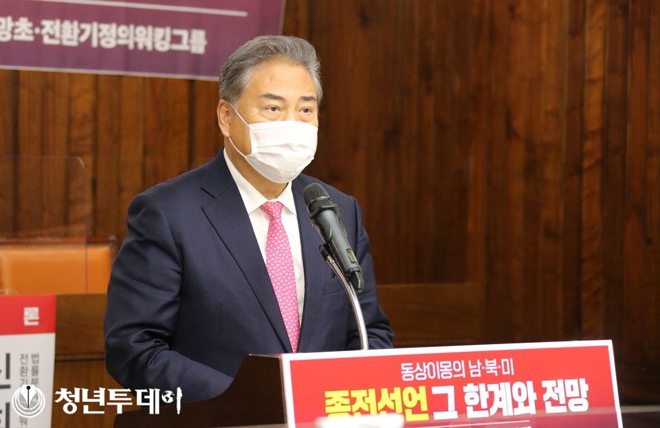 박진의원이 지난2일 오전 서울시 영등포구 여의도 국회도서관 소회의실에서 ‘동상이몽의 남·북·미, 종전선언 그 한계와 전망’세미나에서 환영사를 하고 있다.2021.12.02.