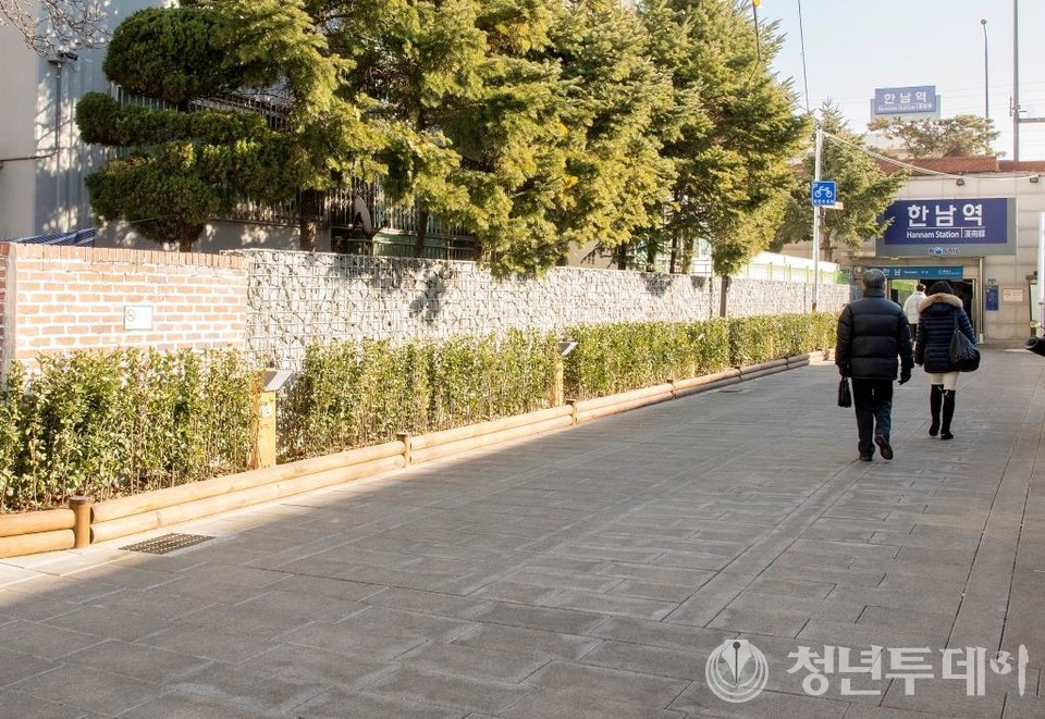 2022년 1월 11일 한남역 앞 신설 보행로를 주민들이 걸어가고 있다.[사진=용산구청 제공]