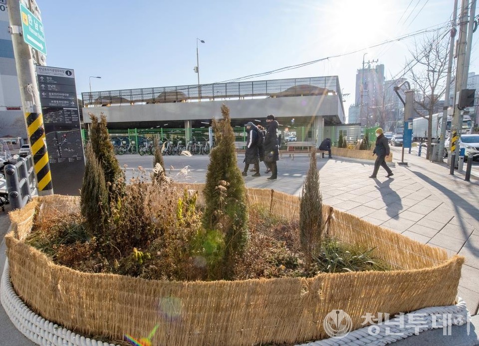 2022년 1월 11일 한남역유수지공영주차장 앞을 지나다니는 주민들. [사진=용산구청 제공]