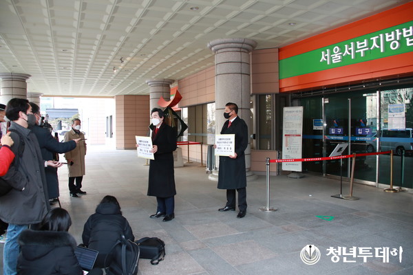 허경영 국가혁명당 대선후보가 9일 오전 법원에서 가처분 신청과 과련된 심문을 받은 후 기자들과 만나 자신의 심경을 밝히고 있다. 사진=김원혁 기자