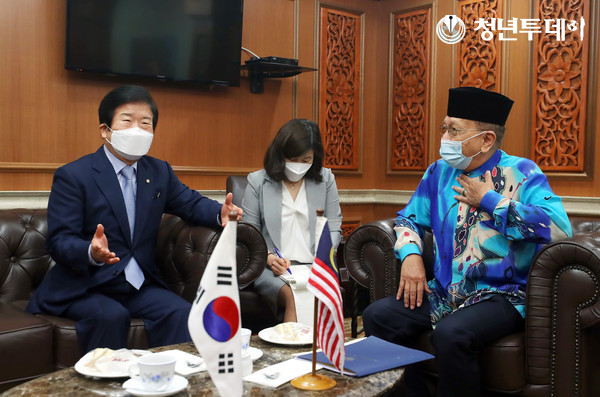 말레이시아 상원의원과 환담하는 박병석 의장. 사진=국회