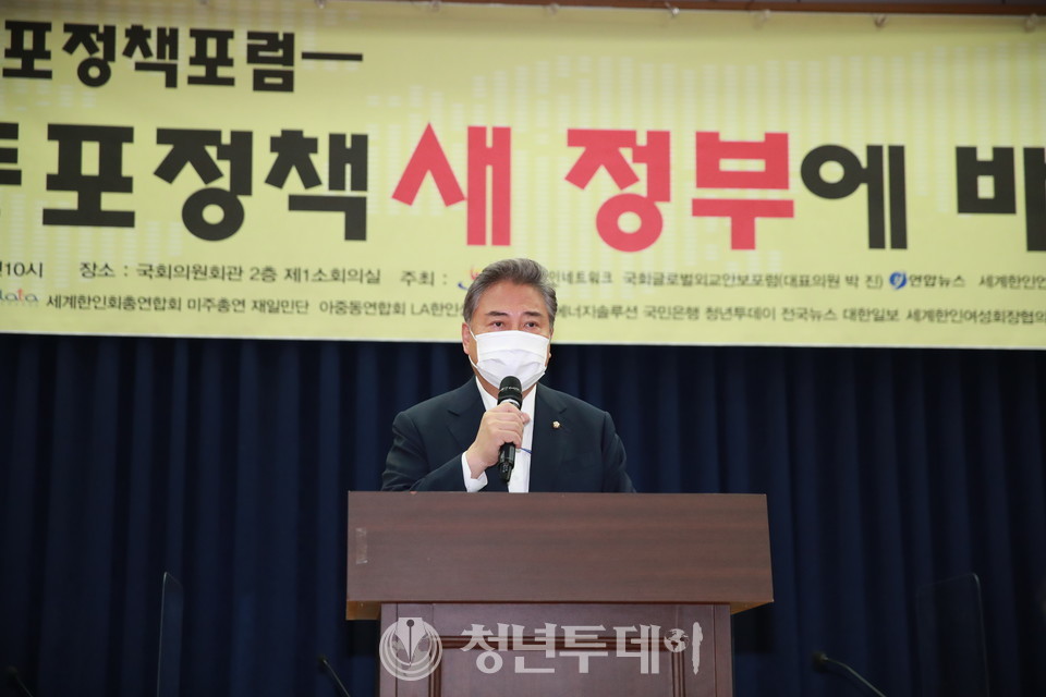 박 진 국회 글로벌외교안보포럼 대표의원이 30일 오전10시 서울시 영등포구 국회의원회관2층 소강당에서 “재외동포정책 새 정부에 바란다”는 주제로 제5회 재외동포정책 포럼에서 개회사를 하고 있다.2022.03.30.