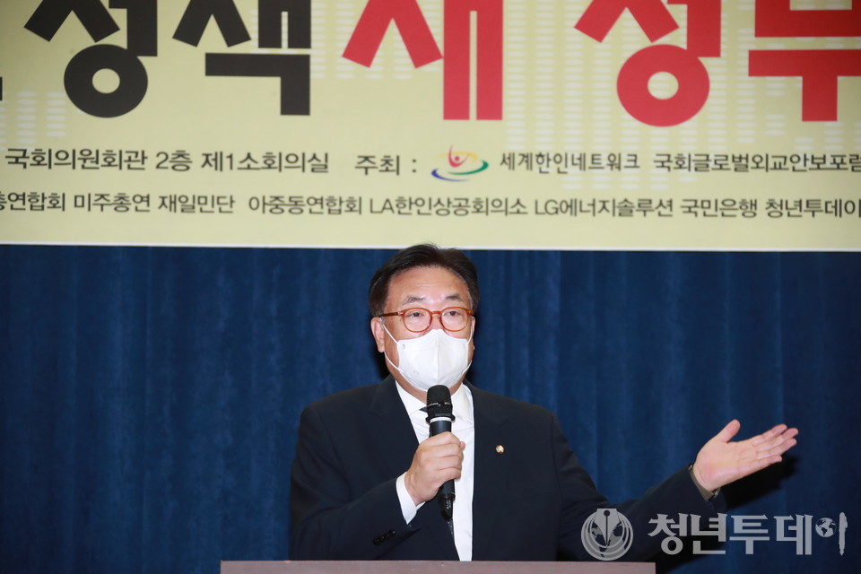 정진석 국회부의장이 30일 오전10시 서울시 영등포구 국회의원회관2층 소강당에서 “재외동포정책 새 정부에 바란다”는 주제로 제5회 재외동포정책 포럼에서 축사를 하고 있다.2022.03.30.