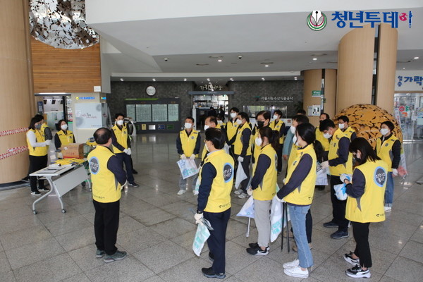다함께 줍자 서울 한 바퀴 캠페인 참여자들 모습. 사진=서울시농수산식품공사