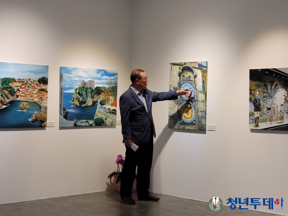 작품 설명하는 박한기 장로.