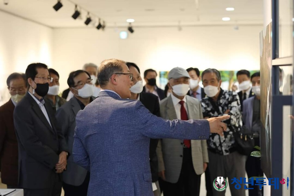 관람객들에게 작품 설명하는 박한기 장로.