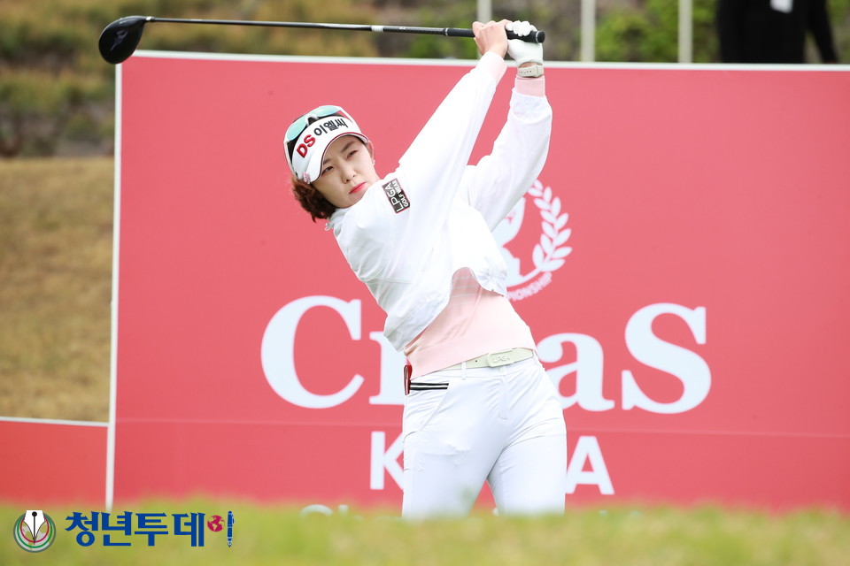 배소현이 2022시즌 네 번째 대회이자 시즌 첫 메이저 대회인 ‘크리스 F&C 제44회 KLPGA 챔피언십’이 열리는 경기도 포천시 일동레이크에서 대회3일째인 30일 10번홀에서 우승을 향한 드라이버 티샷을 날리고 있다. 2022.04.30