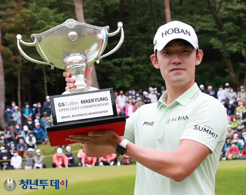 김비오가 8일 경기도 성남시 분당구에 위치한 남서울컨트리클럽에서 열린 '제41회 GS칼텍스 매경오픈 골프대회'에서 9언더로 우승을 차지해 트로피를 들어올리고 있다. 2022.05.08