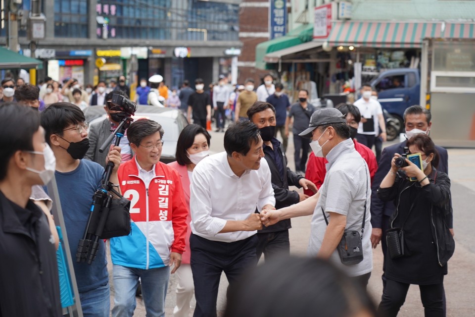 오세훈서울시장후보가 25일 오후 서울시 중구 약수시장에서 지역주민들에게 지지를 호소하고있다.