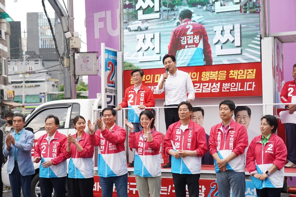 오세훈서울시장후보가 25일 오후 서울시 중구 약수시장에서 지역주민들에게 지지를 호소했다.