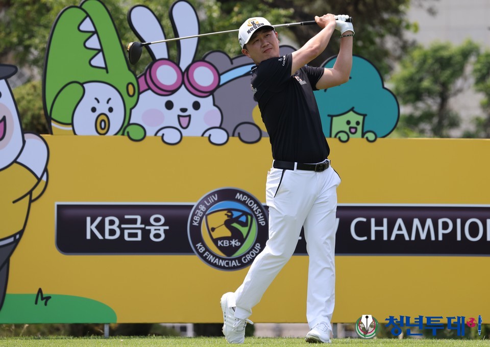 박성국이 28일 경기도 이천 블랙스톤 골프클럽(파72)에서 열린 KPGA 코리안투어 KB금융 리브 챔피언십 셋째날 3언더로 공동2위로 우승을 향한 티샷을 하고 있다. 2022.05.28.