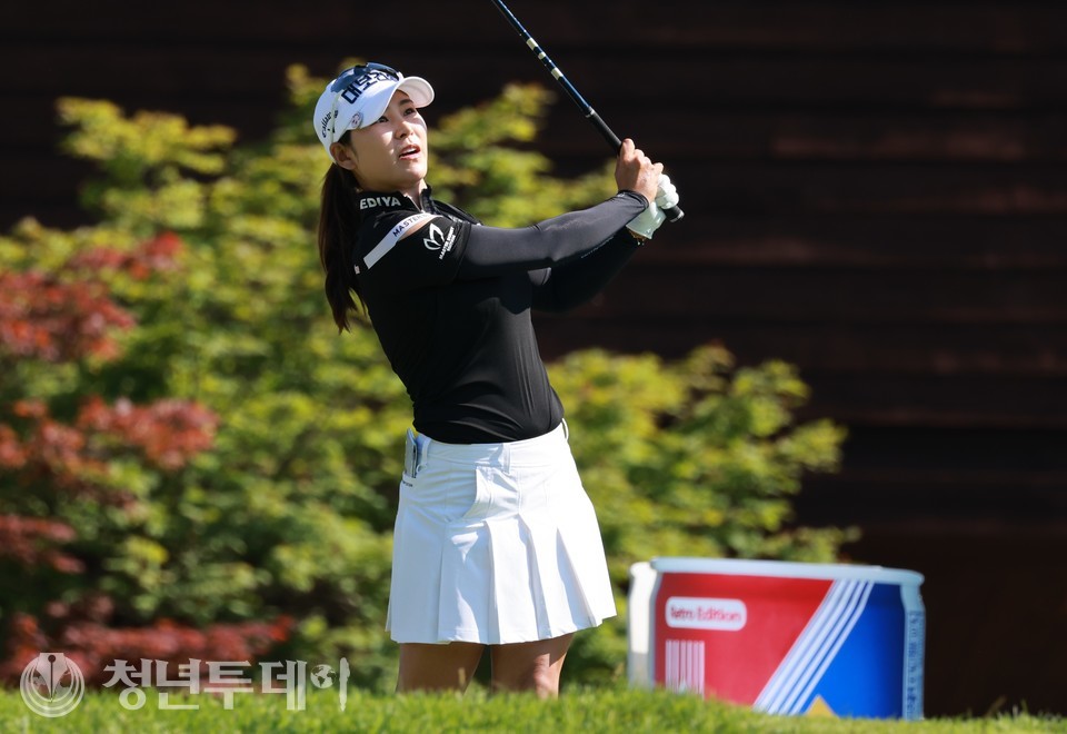 김지현이 강원도 용평 발왕산에 위치한 버치힐 골프클럽 에서 열린 2022 시즌 13번째 대회인 ‘맥콜·모나파크 오픈’에 참가해 우승을 향한 드라이버 티샷을 날리고 있다. 2022.07.03.