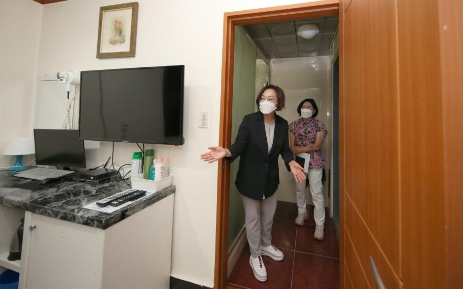 박희영 용산구청장이 4일 남영동 안전숙소를 방문해 내부 시설을 점검했다.
