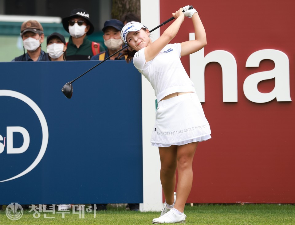 MG새마을금고 소속의 송가은이 경기도 파주시에 위치한 서원밸리컨트리클럽에서 열린 ‘대보 하우스디 오픈’(총상금 10억 원, 우승상금 1억 8천만 원)에서 대회 이틀째인 9일 1번홀에서 우승을 향한 티샷을 하고 있다.2022.07.09