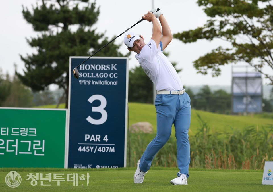 박준섭이 14일부터 충남 태안군 태안읍에 위치한 솔라고cc에서 열리는 ‘아너스K·솔라고CC 한장상 인비테이셔널(총상금 5억 원, 우승상금 1억 원)’에서 우승을 향한 티샷을 하고 있다.2022.07.15