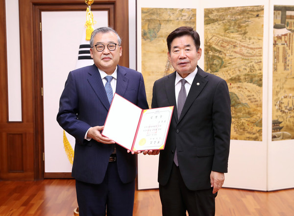 김진표 국회의장은 15일 오후 국회 의장집무실에서 신임 조경호 정무수석비서관(1급)에게 임명장을 수여했다. 