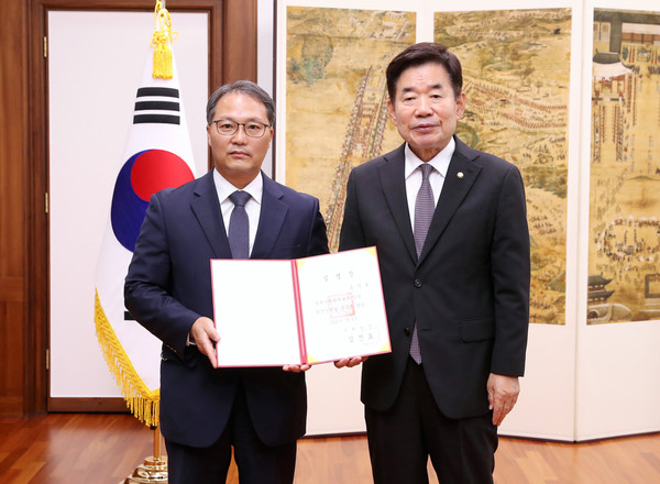 김진표 국회의장은 15일 오후 국회 의장집무실에서 신임 송기복 정책수석비서관(1급)에게 임명장을 수여했다. 
