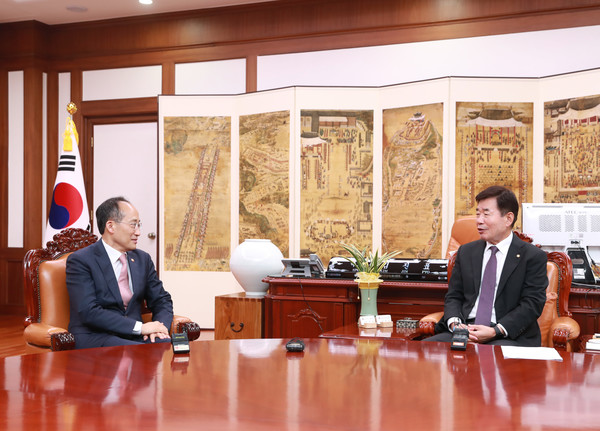 김진표 국회의장은 12일 오후 국회 의장집무실에서 추경호 경제부총리 겸 기획재정부장관을 접견했다.