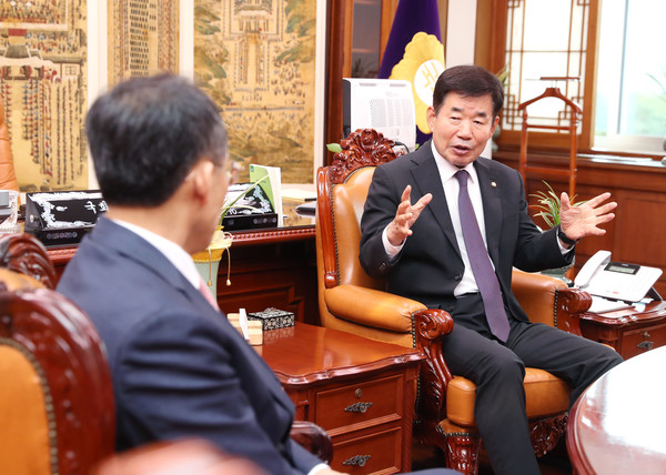 김진표 국회의장은 12일 오후 국회 의장집무실에서 추경호 경제부총리 겸 기획재정부장관을 접견했다.