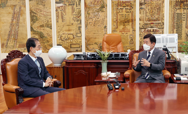 김진표 국회의장은 14일 국회 의장집무실에서 한덕수 국무총리를 접견했다. 