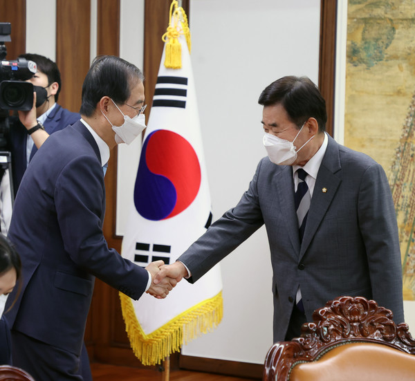 김진표 국회의장은 14일 국회 의장집무실에서 한덕수 국무총리를 접견했다. 