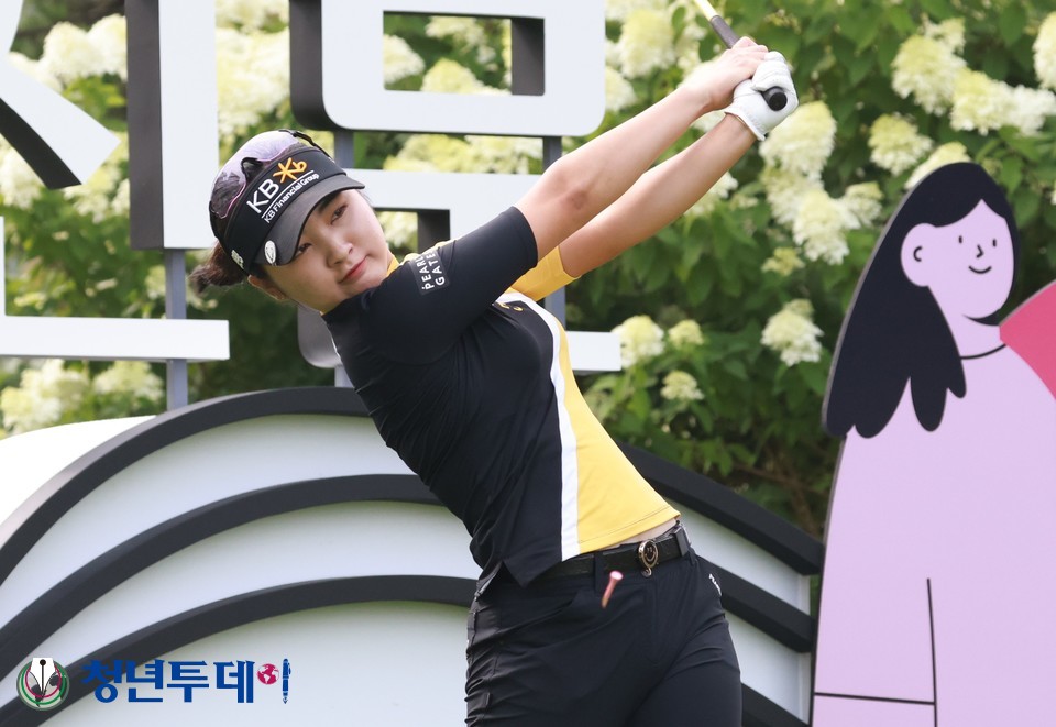이예원이 klpga 2022시즌 열여섯 번째 대회이자 상반기 마지막 대회인 ‘호반 서울신문 위민스 클래식’둘쨋날인 23일 경기도 이천시에 위치한 에이치원 클럽 1번홀 에서 우승을 향한 드라이버 티샷을 하고 있다.2022.07.23.