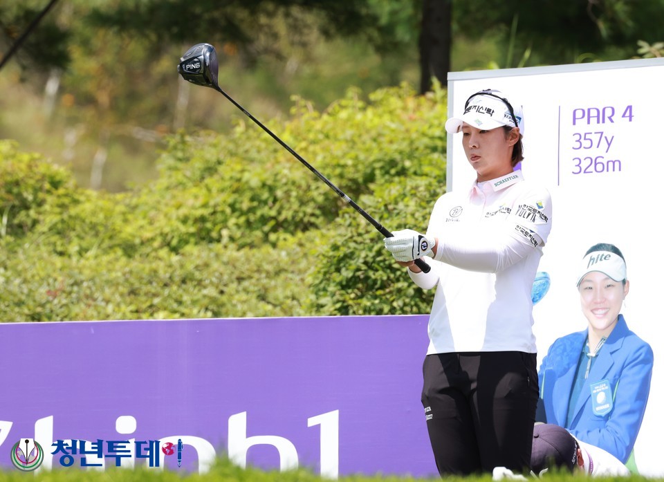 박지영이 강원도 정선군에 위치한 하이원 컨트리클럽(파72/6,517야드)에서 막을 올린 2022 KLPGA 투어의 열아홉 번째 대회이자 하반기 세 번째 대회로 펼쳐지는 ‘하이원리조트 여자오픈 2022’에서 우승을 향한 티샷에 앞서 방향을 확인 하고 있다. 2022.8.18