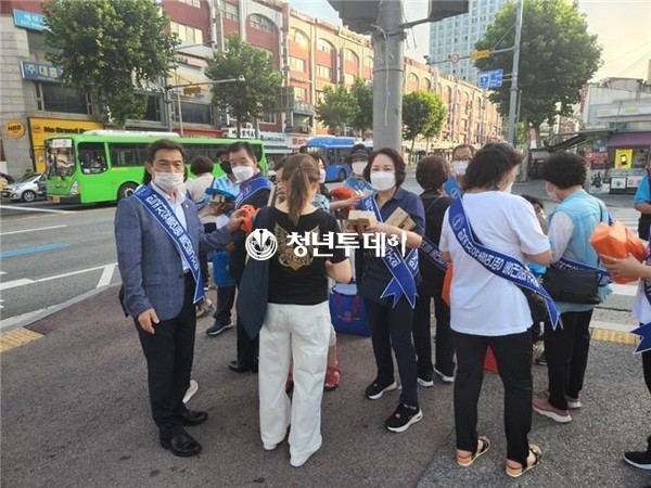 캠페인 모습(좌측 첫번째 낭궁역 의원). 사진=서울시의회