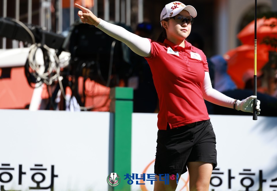 이승연이 강원도 춘천에 위치한 제이드팰리스 골프클럽(파72/6,777야드)에서 열리는 ‘한화 클래식 2022’대회 삼일째인 27일 2번홀 드라이버티샷이 우측으로 밀리자 볼의 방향을 가리키고 있다.2022.08.27.