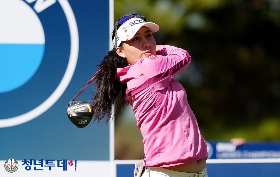 태국의 아타야 티띠꾼이 강원도 원주시 오크밸리C.C에서 열리는 국내 유일의 LPGA 대회인 ‘BMW 레이디스 챔피언십 2022(BMW Ladies Championship 2022)’ 첫쨋날인 20일 이글 1개(13번 홀), 버디 7개(2·4·5·7·12·14·15번 홀)로 9언더파 63타를 기록해 선두로 1라운드를 마쳤다. [사진= BMW 코리아]