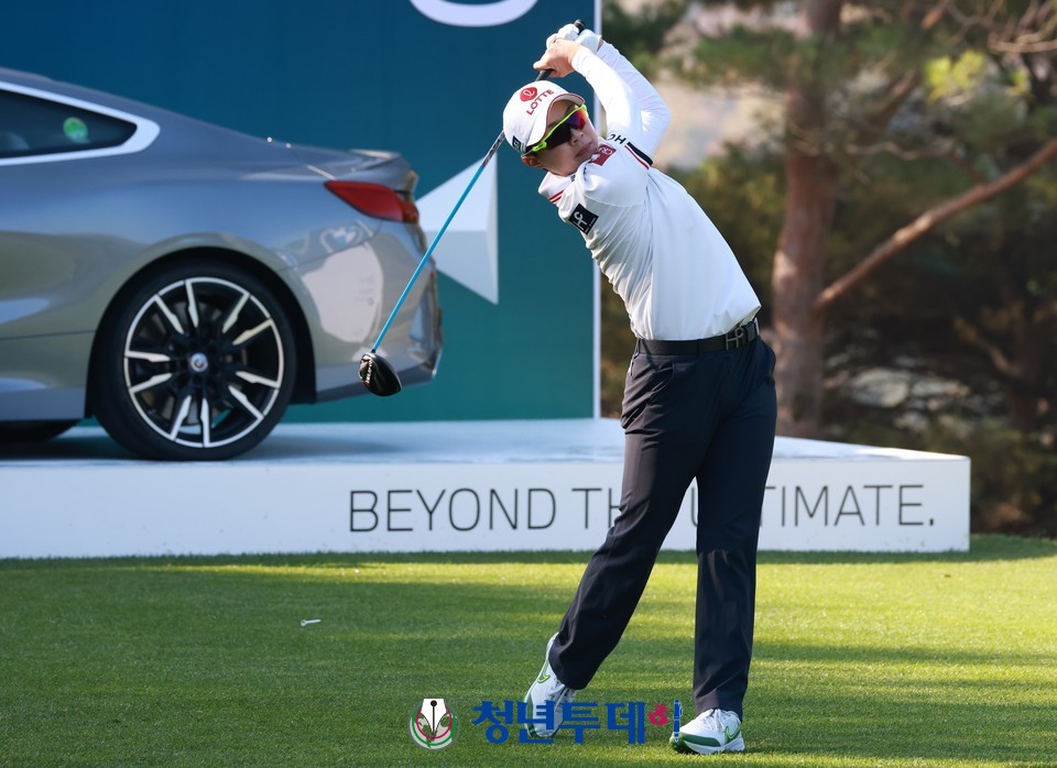 김효주가 강원도 원주시 오크밸리C.C에서 열리는 국내 유일의 LPGA 대회인 ‘BMW 레이디스 챔피언십 2022(BMW Ladies Championship 2022)’ 둘쨋날인 21일 1번홀에서 우승을 향한 티샷을 하고 있다.2022.10.21